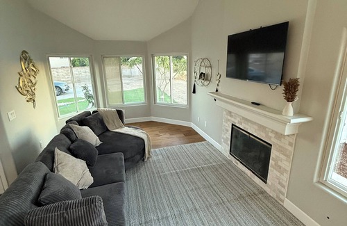 Canyon Country Casa | Modern Mountain Vie Retreat Sleeps 12 Sunset View & Fireplace