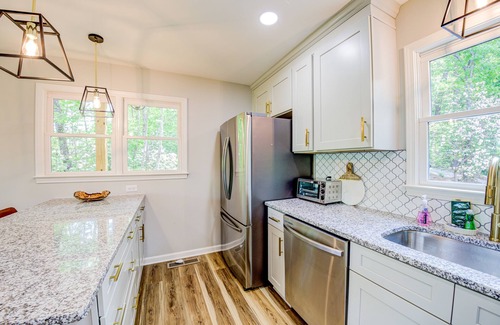 Dahlonega Cabina | Modern mountain-view retreat with private deck, firepit, grill, fireplace, & W/D