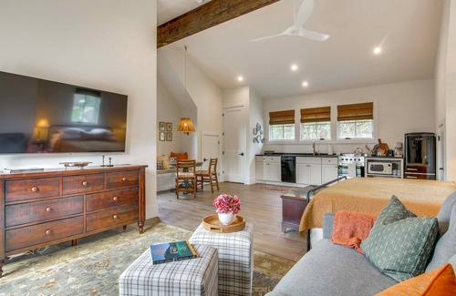 Glenville Apartamento | Modern Mountain-View Gem w/ Deck in Glenville