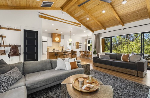 Donnelly Cabina | Modern Mtn Retreat: Lakefront, Direct Beach Access & Hot Tub by Tamarack Resort