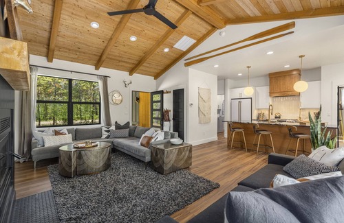 Donnelly Cabina | Modern Mtn Retreat: Lakefront, Direct Beach Access & Hot Tub by Tamarack Resort