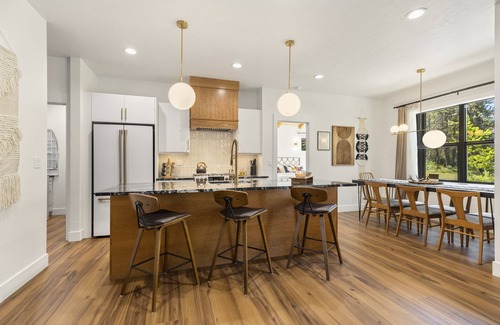 Donnelly Cabina | Modern Mtn Retreat: Lakefront, Direct Beach Access & Hot Tub by Tamarack Resort