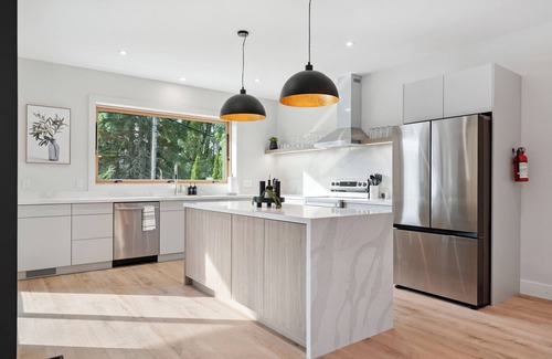 Bracebridge Casa | Modern Muskoka River Retreat