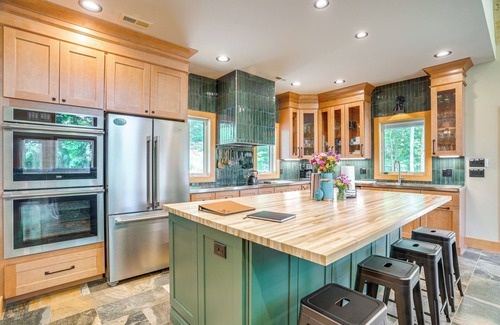 Nellysford Cabina | Modern Nellysford Getaway w/ View: Deck & Fire Pit
