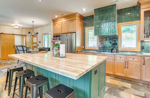 Nellysford Cabina | Modern Nellysford Getaway w/ View: Deck & Fire Pit