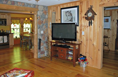 Warrensville Cabina | Cabina moderna frente al río Nest-Quaint con pozo de fuego, WIFI