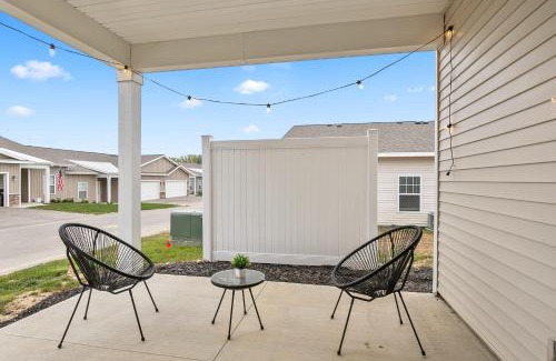 Grandville Casa | Modern New Build 2BR 2BA Condo w Garage and Patio
