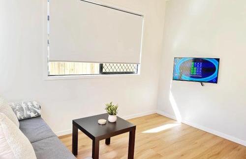 Kuraby Casa | Modern New-Build Cozy Home Studio with Free Parking
