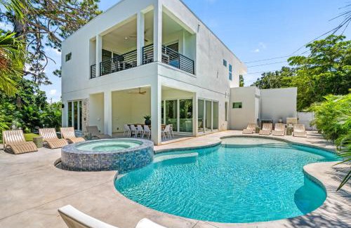 Arlington Park Casa | Modern New Home - Private Pool, Spa, Rooftop Deck, Game Room, & More!