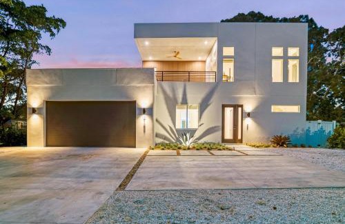 Arlington Park Casa | Modern New Home - Private Pool, Spa, Rooftop Deck, Game Room, & More!