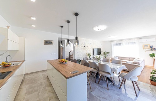Primorski Dolac Casa | Alojamiento de 4 habitaciones en Primorski Dolac