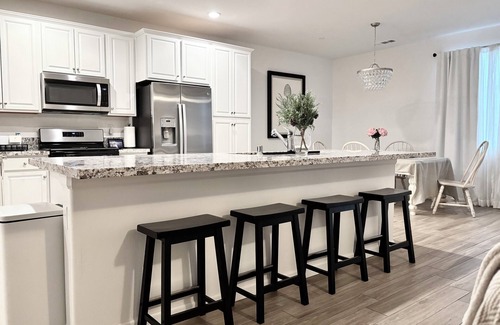 Reedley Casa | Modern Newly Built 3 BD with 4 beds/2 BA Home - Near 3 Nat. Parks & 3 major HWYs