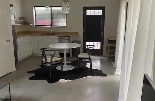 F. Q. Story Apartamento | Modern, newly built detached guest house in historic CenPho, bordering DT PHX
