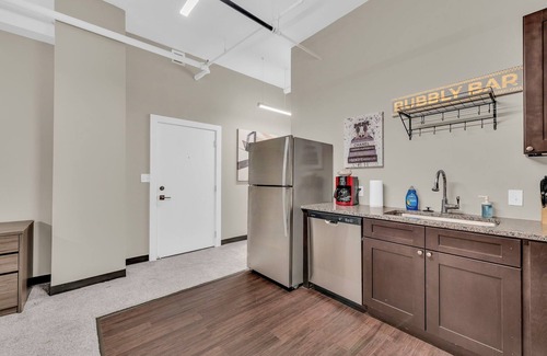 Waldron Casa | Modern & Nice Place in Kansas Free Parking & WiFi Near Airport Very Convenient