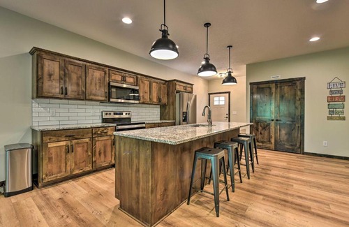 Lake Shore Casa | Modern Nisswa Escape with Deck Walk to Gull Lake!