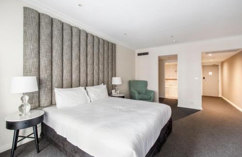 Chinatown Apartamento | Modern Nomads Beautiful King Studio with Indoor Pool & Balcony