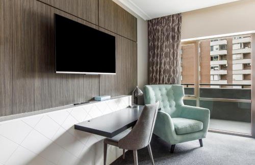 Chinatown Apartamento | Modern Nomads Beautiful King Studio with Indoor Pool & Balcony