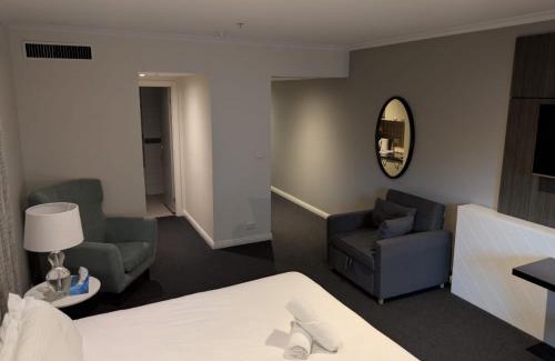 Chinatown Apartamento | Modern Nomads Beautiful King Studio with Indoor Pool & Balcony