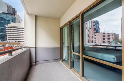 Chinatown Apartamento | Modern Nomads Beautiful King Studio with Indoor Pool & Balcony