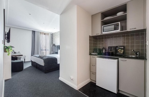Chinatown Apartamento | Modern Nomads Classic Styled King Studio with Indoor Pool