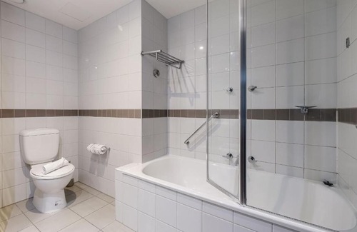 Chinatown Apartamento | Modern Nomads Classic Styled King Studio with Indoor Pool