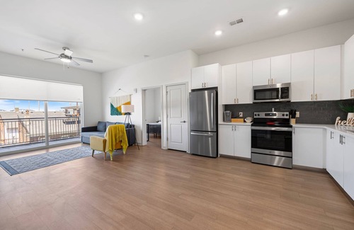 Downtown Louisville Apartamento | Modern Nulu 2BR Cozysuites 02