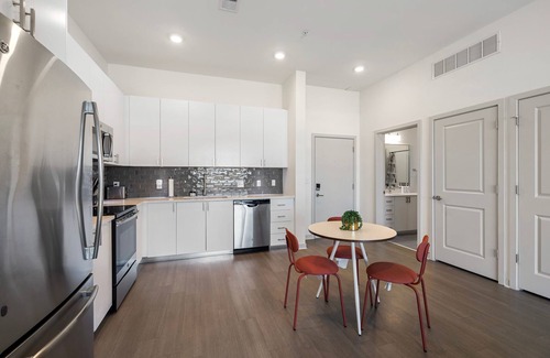 Downtown Louisville Apartamento | Modern Nulu 2BR Cozysuites 06