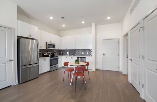 Downtown Louisville Apartamento | Modern Nulu 2BR Cozysuites 06