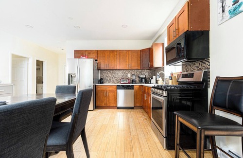 Jamaica Hills Apartamento | Modern NYC Escape – Walk to Subway, 15 Mins to JFK/LGA, 30 Mins to Manhattan!