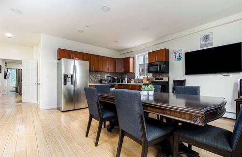 Jamaica Hills Apartamento | Modern NYC Escape – Walk to Subway, 15 Mins to JFK/LGA, 30 Mins to Manhattan!