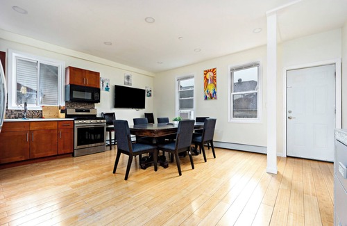 Jamaica Hills Apartamento | Modern NYC Escape – Walk to Subway, 15 Mins to JFK/LGA, 30 Mins to Manhattan!
