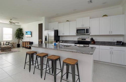 Wesley Chapel South Casa | Modern Oasis! 3BR Townhouse in a Lagoon Community