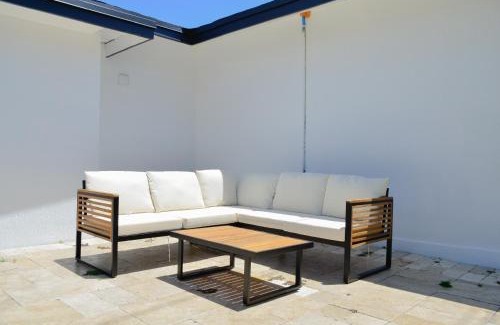 Pinewood Park Casa | Modern Oasis 4 bedroom 2 bathroom- Sleeps 12