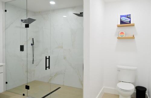 Pinewood Park Casa | Modern Oasis 4 bedroom 2 bathroom- Sleeps 12