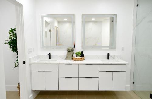 Pinewood Park Casa | Modern Oasis 4 bedroom 2 bathroom- Sleeps 12
