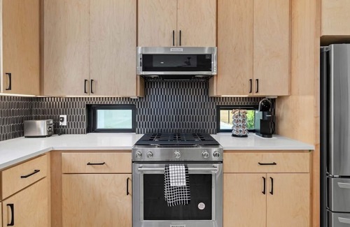 Elmhurst Heights Casa | Modern Oasis - Close to Downtown - Private Yard + 1 Car Garage