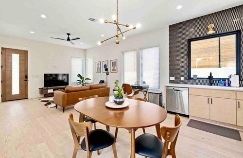 Elmhurst Heights Casa | Modern Oasis - Close to Downtown - Private Yard + 1 Car Garage