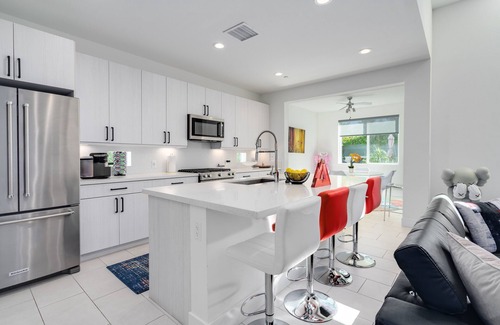 Racquet Club West Casa | Modern Oasis Home in Palm Springs - 5 beds