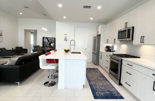 Racquet Club West Casa | Modern Oasis Home in Palm Springs - 5 beds