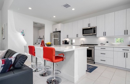 Racquet Club West Casa | Modern Oasis Home in Palm Springs - 5 beds