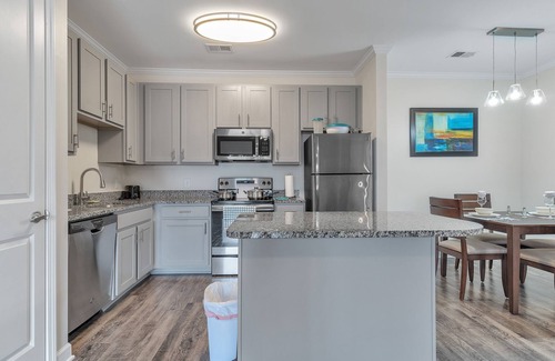 Hickory Apartamento | Modern Oasis I Free Parking I Pool I Hawks