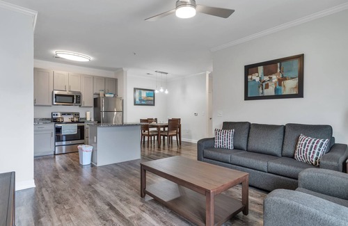 Hickory Apartamento | Modern Oasis I Free Parking I Pool I Hawks