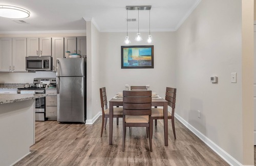 Hickory Apartamento | Modern Oasis I Free Parking I Pool I Hawks