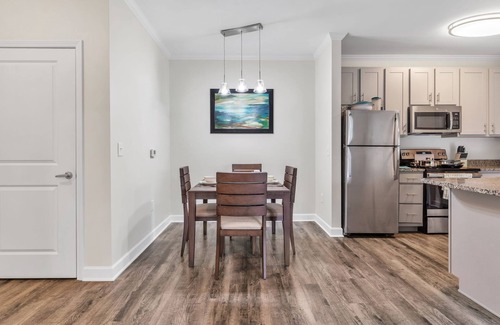 Hickory Apartamento | Modern Oasis I Free Parking I Pool I Hawks