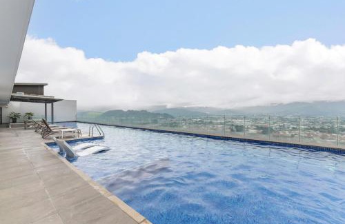 Curridabat Apartamento | Modern Oasis iFreses, 18th floor! AC, TV and Pool