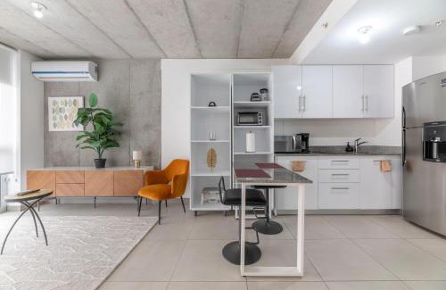 Curridabat Apartamento | Modern Oasis iFreses, 18th floor! AC, TV and Pool