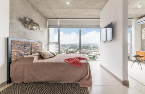 Curridabat Apartamento | Modern Oasis iFreses, 18th floor! AC, TV and Pool