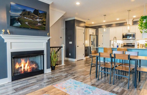 Weinland Park Casa | Modern Oasis in Columbus with Hot Tub on Roof with City Views