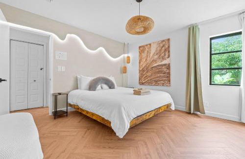North Andrews Gardens Casa | Modern Oasis King Bed Pet Friendly 10m to Beach
