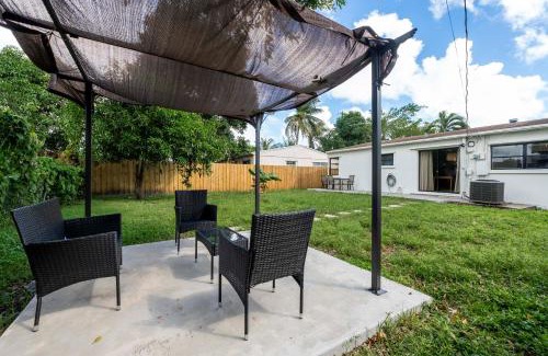 North Andrews Gardens Casa | Modern Oasis King Bed Pet Friendly 10m to Beach